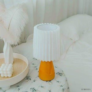 Nowoczesna urocza lampa stołowa plisowana w trzech kolorach