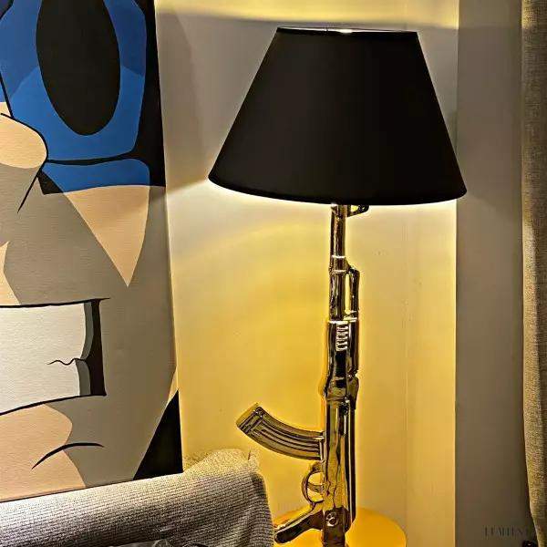 Lampa biurkowa w kształcie broni metalowa elegancka