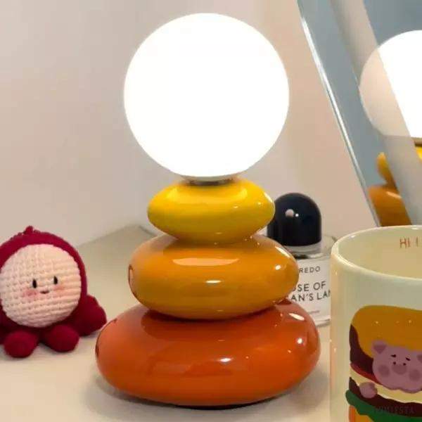 Nowoczesna lampka stołowa inspirowana kamieniami dekoracyjnymi