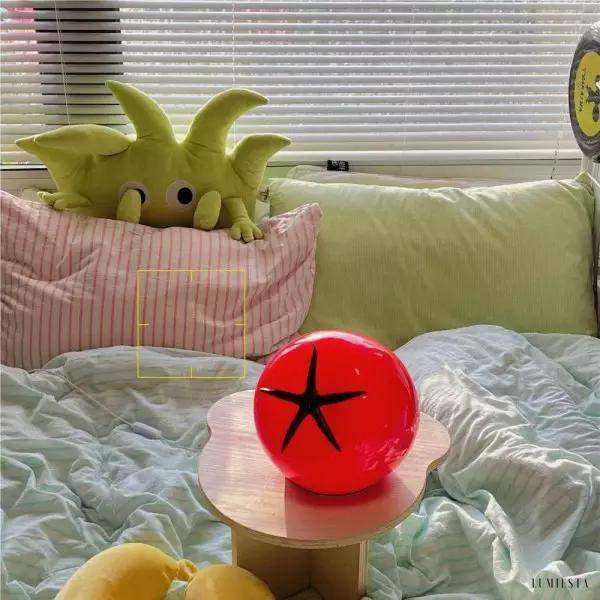 Nowoczesna lampa biurkowa w kształcie pomidora czerwonego