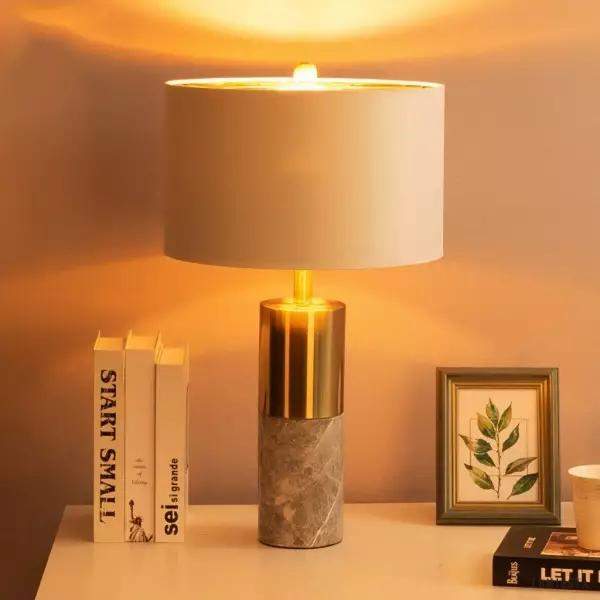 Lampa stołowa cylindryczna z marmurową podstawą i złotymi akcentami