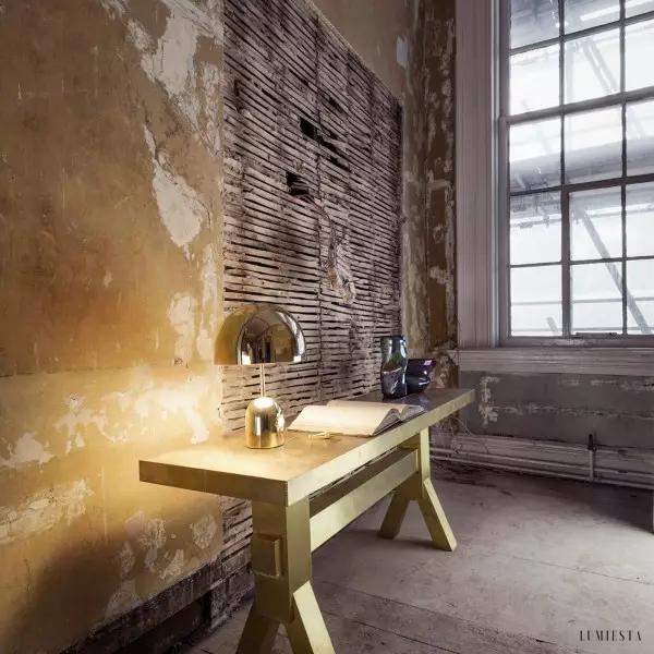 Lampa stołowa w kształcie dzwonu z lustrzanym wykończeniem