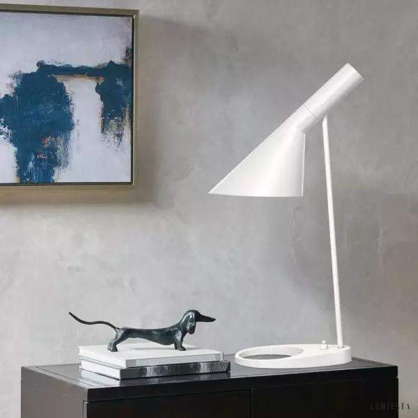 Asymetryczna metalowa lampa stołowa w nowoczesnym stylu