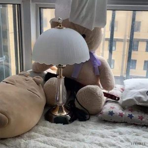 Nowoczesna lampa stołowa z kloszem w kształcie muszli