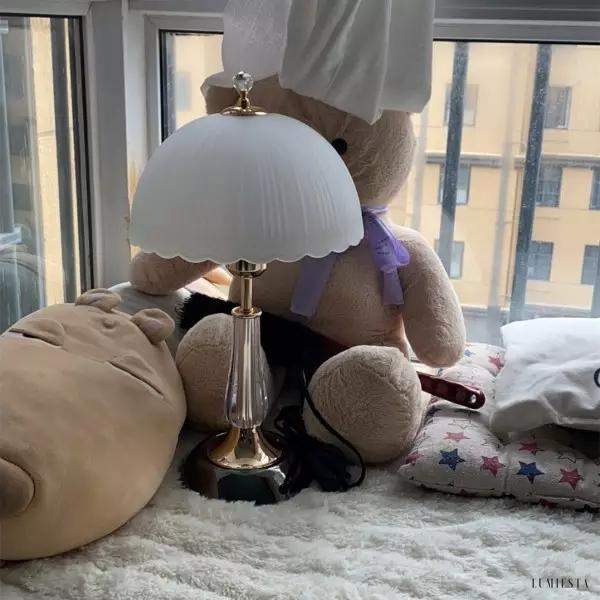 Nowoczesna lampa stołowa z kloszem w kształcie muszli