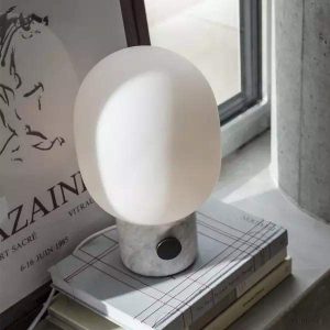 Lampa stołowa JWDA z opalowym kloszem w nowoczesnym stylu