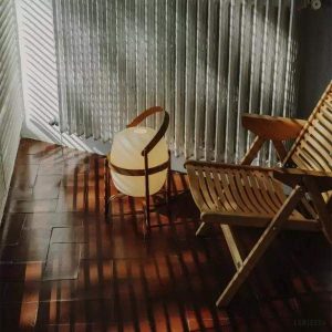 Lampka stołowa Cesta z opalowym kloszem i drewnianą podstawą