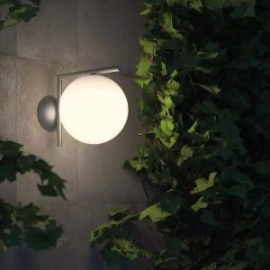 Lampa ścienna IC Lights z okrągłym kloszem w eleganckim stylu