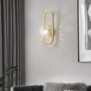 Lampa ścienna w stylu nordyckim z okrągłym kloszem szklanym