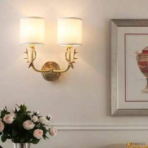 Lampka ścienna w kształcie głowy jelenia z mosiądzu