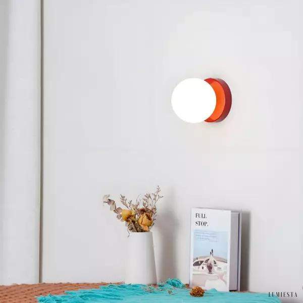 Stylowa lampa ścienna Orb z szklanym kloszem w kolorach
