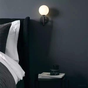 Lampa ścienna Miira w nowoczesnym stylu z kulistym kloszem