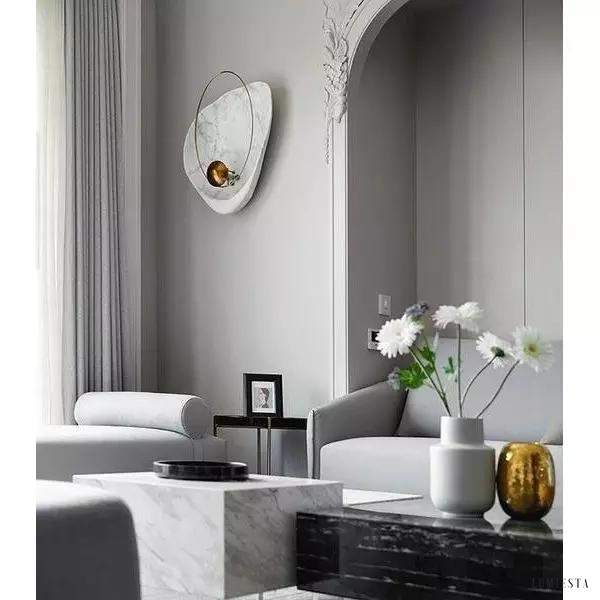 Lampka ścienna Pearl w kształcie perły z mosiężnym akcentem