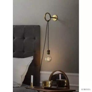 Minimalistyczna lampa ścienna Loop z gniazdkiem E27