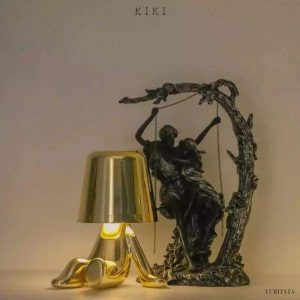 Innowacyjna lampa Thinker w kształcie postaci złotej lub chromowanej