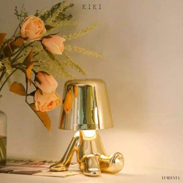 Innowacyjna lampa Thinker w kształcie postaci złotej lub chromowanej