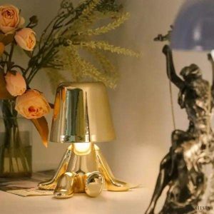 Innowacyjna lampa Thinker w kształcie postaci złotej lub chromowanej