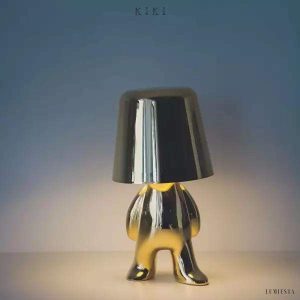 Innowacyjna lampa Thinker w kształcie postaci złotej lub chromowanej