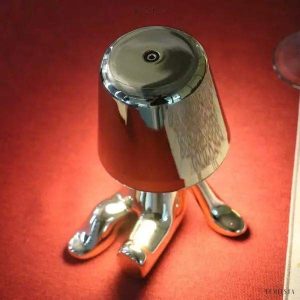 Innowacyjna lampa Thinker w kształcie postaci złotej lub chromowanej