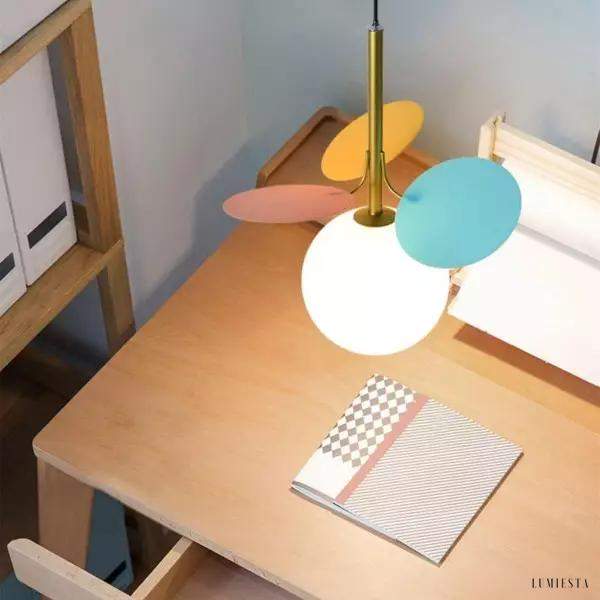 Wielokolorowa lampa wisząca szklana kula w designie liścia