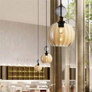 Nowoczesna lampa wisząca w kształcie kuli witrażowej