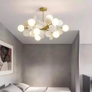 Lampa wisząca w kształcie kulek w pastelowych kolorach