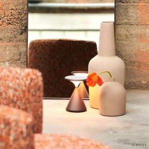 Lampka stołowa Salt i Pepper w kształcie klepsydry z funkcją dotykową