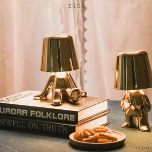 Innowacyjna lampa Thinker w kształcie postaci złotej lub chromowanej