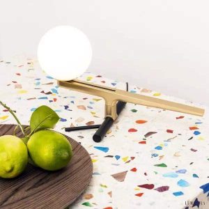 Lampa stołowa Yanzi kula na podstawie z mosiądzu