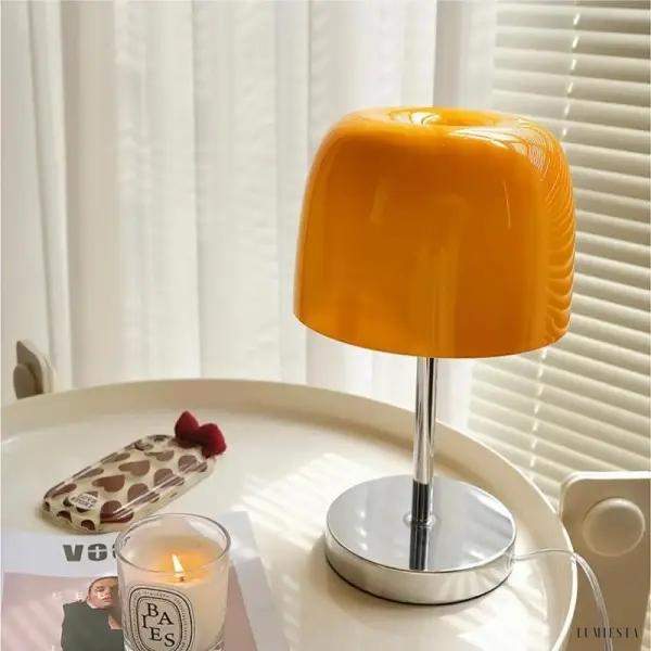 Minimalistyczna lampa stołowa Bauhaus z kolorowym kloszem