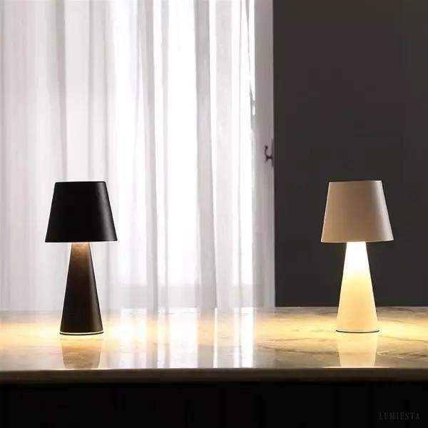 Nowoczesna lampka stołowa z metalicznym wykończeniem i ściemnianiem