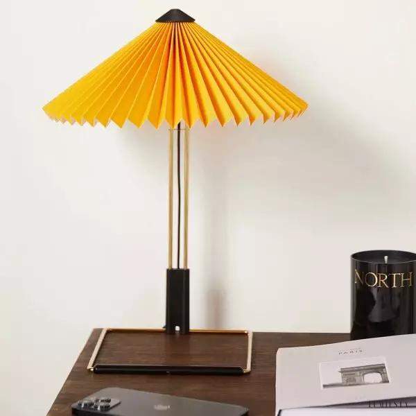 Lampka stołowa Matin z plisowanym kloszem w różnych kolorach