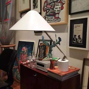 Lampka biurkowa Swing w minimalistycznym stylu z regulowanym ramieniem