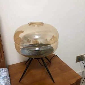 Lampa stołowa z lakierowanego szkła w nowoczesnym stylu