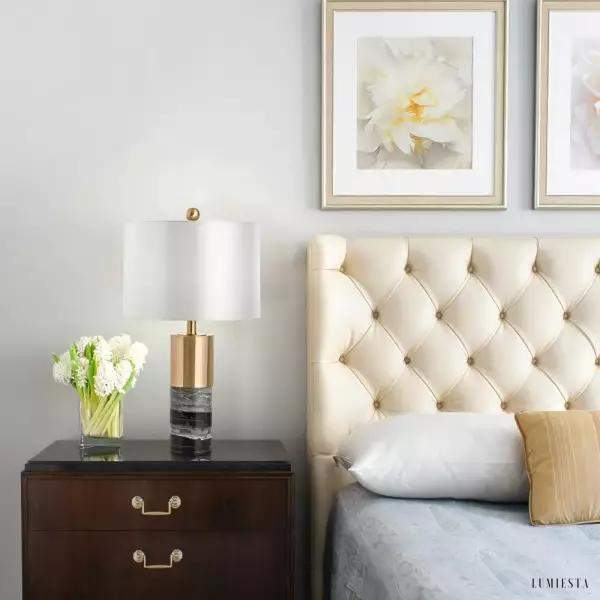 Lampa stołowa cylindryczna z marmurową podstawą i złotymi akcentami