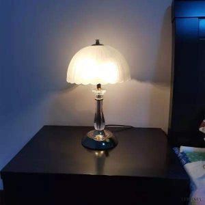 Nowoczesna lampa stołowa z kloszem w kształcie muszli