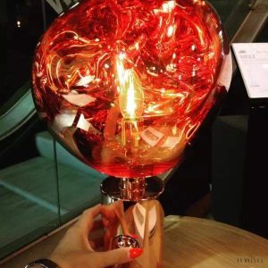 Lampka stołowa Melt w stylu nowoczesnym z miedzianą kulą