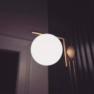 Lampa ścienna IC Lights z okrągłym kloszem w eleganckim stylu