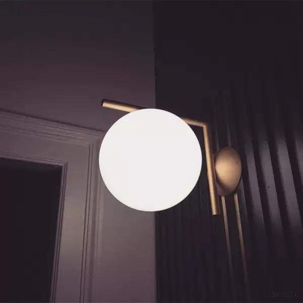 Lampa ścienna IC Lights z okrągłym kloszem w eleganckim stylu