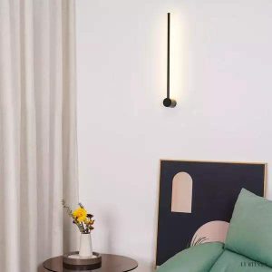 Nowoczesna czarna liniowa lampa LED naścienna do wnętrz