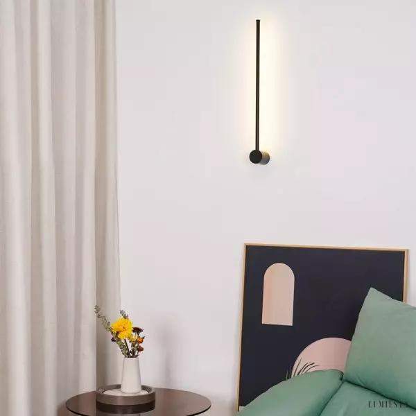 Nowoczesna czarna liniowa lampa LED naścienna do wnętrz