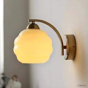 Lampka ścienna z mlecznym szkłem w stylu vintage z złotymi akcentami