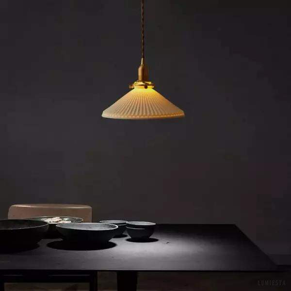 Lampa wisząca z ceramiki w kształcie plisowanej spódnicy