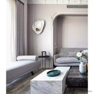 Lampka ścienna Pearl w kształcie perły z mosiężnym akcentem