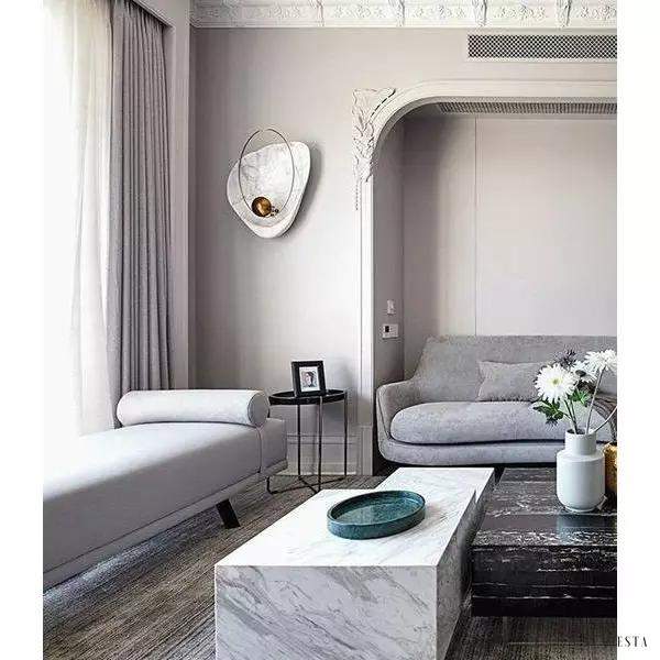 Lampka ścienna Pearl w kształcie perły z mosiężnym akcentem