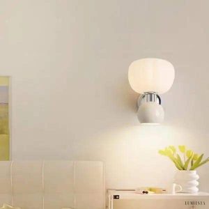 Lampa ścienna Bauhaus z asymetrycznym kloszem w stylu nowoczesnym