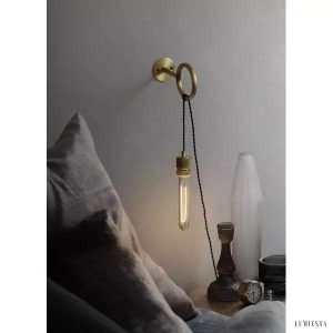Minimalistyczna lampa ścienna Loop z gniazdkiem E27