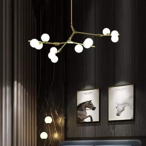 Lampa wisząca w stylu nordyckim z kulistymi kloszami