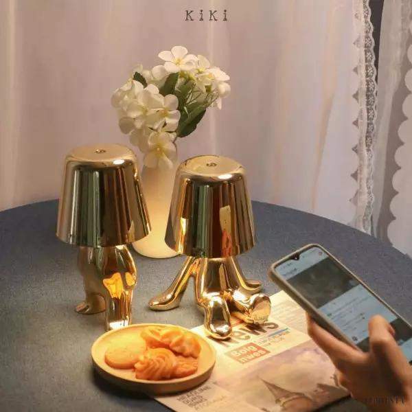 Innowacyjna lampa Thinker w kształcie postaci złotej lub chromowanej