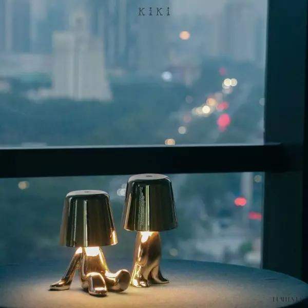 Innowacyjna lampa Thinker w kształcie postaci złotej lub chromowanej